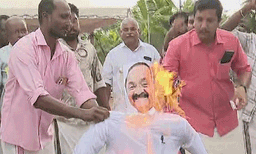 മൂലം വള്ളംകളി വിവാദം; ചമ്പക്കുളത്ത് മുഖ്യമന്ത്രിയുടെ കോലം കത്തിച്ചു