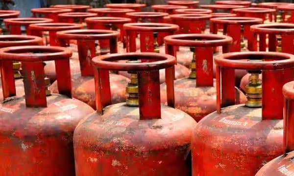 ഹോട്ടല്‍ മേഖലയ്ക്ക് കൈത്താങ്ങ്: വാണിജ്യ എല്‍.പി.ജി സിലിണ്ടര്‍ നിരക്കുകള്‍ കേന്ദ്രം കുറച്ചു