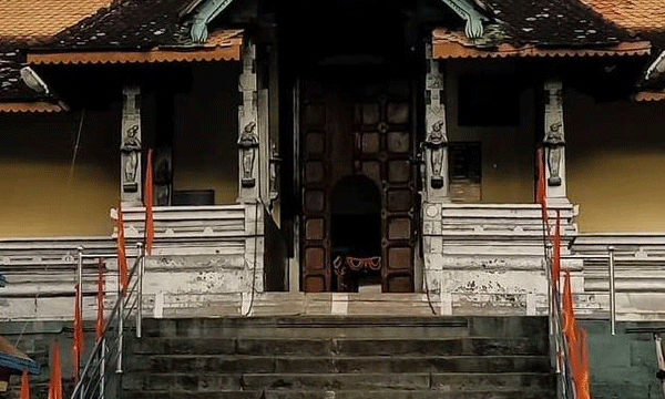 പ്രധാനം ഭക്തരുടെ കൈനീട്ടം ; രണ്ടുമാസം കൊണ്ടു ലഭിക്കുന്ന വരുമാനം ശമ്പളത്തേക്കാള്‍ കൂടുതല്‍ ; ആറന്മുള വള്ളസദ്യ ഡ്യൂട്ടിക്ക് വേണ്ടി ദേവസ്വം ബോര്‍ഡില്‍ പിടിവലി