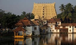 ശ്രീപത്മനാഭസ്വാമി ക്ഷേത്രത്തിൽ സ്ത്രീകൾക്ക് ചുരിദാർ അനുവദിക്കില്ല; പരമ്പരാഗത വസ്ത്രധാരണം തുടരും