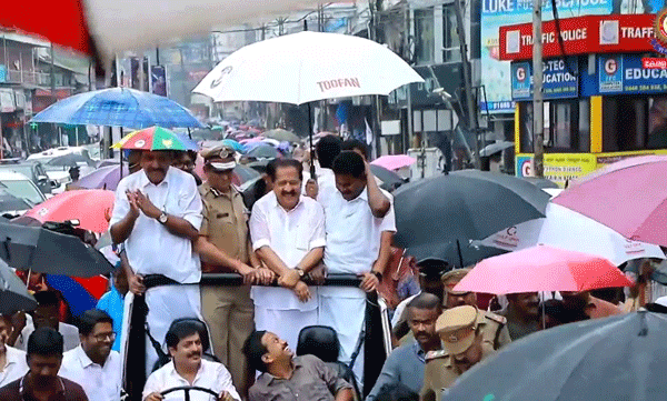 കനത്ത മഴയെ തോൽപ്പിച്ച് ചെന്നിത്തലയുടെ കൂറ്റൻ റാലി; ‘തൂഫാൻ ജാഗരൺ’ ബഹുജന റാലിക്ക് പെരുമ്പാവൂരിൽ തുടക്കം