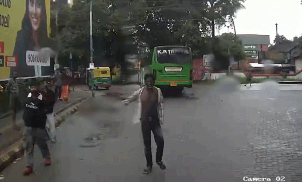  കൊച്ചിയില്‍ സമയക്രമത്തെ ചൊല്ലി തര്‍ക്കം;  വടിവാളുമായി സ്വകാര്യ ബസ് ജീവനക്കാരൻ്റെ പരാക്രമം