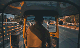 തിരുവനന്തപുരത്ത് തോട്ടിൽ മാലിന്യം നിക്ഷേപം തടഞ്ഞ ജീവനക്കാരനെ  ഓട്ടോറിക്ഷ ഇടിപ്പിച്ചു