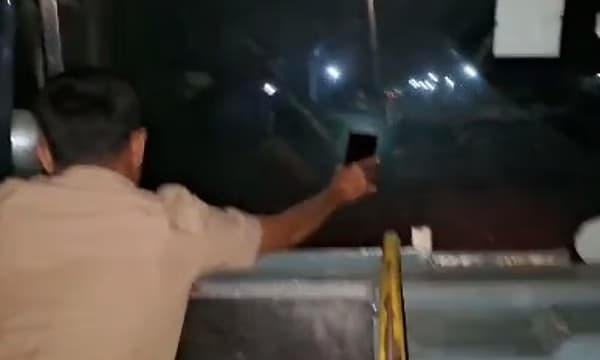 ലൈറ്റ് ഇല്ലാത്ത ബസിന് കണ്ടക്ടറുടെ മൊബൈൽ ഹെഡ്‌ലൈറ്റാക്കി!; കർണാടക ബസ് ജീവനക്കാർക്കെതിരെ നടപടി 