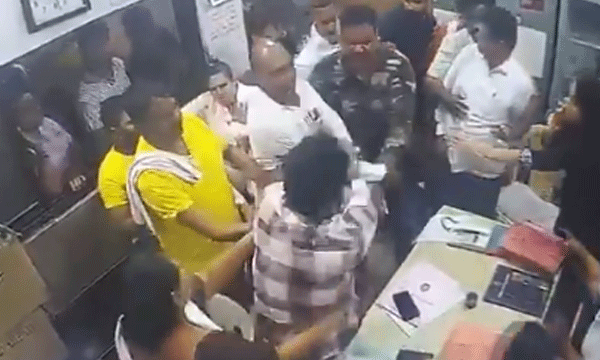 തീവ്രപരിചരണ വിഭാഗത്തില്‍ ഒഴിവില്ലെന്ന് പറഞ്ഞു ; ആശുപത്രിയില്‍ ഡോക്ടര്‍മാരെയും നഴ്‌സുമാരെയും മര്‍ദ്ദിച്ച് ശിവസേന കോര്‍പ്പറേറ്റര്‍ 