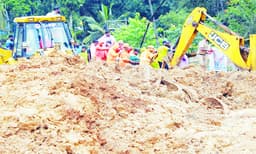 മണ്ണ്‌ നീക്കാനുള്ള നിര്‍ദേശം പാലിച്ചില്ലെന്ന്‌ മുഖ്യമന്ത്രി