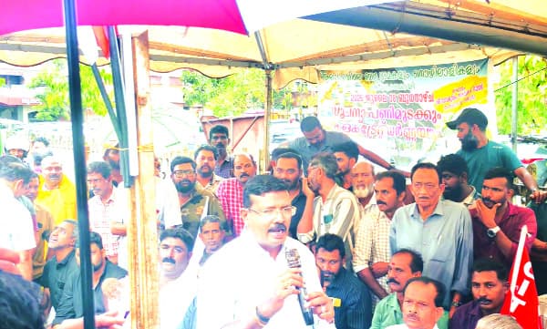 സ്വകാര്യബസ്‌ പണിമുടക്ക്‌ പൂര്‍ണം; 
ഉള്‍പ്രദേശങ്ങളിലെ ജനം വലഞ്ഞു