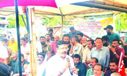 സ്വകാര്യബസ്‌ പണിമുടക്ക്‌ പൂര്‍ണം; 
ഉള്‍പ്രദേശങ്ങളിലെ ജനം വലഞ്ഞു