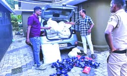 അമ്പലപ്പുഴയില്‍ വന്‍ ലഹരിവേട്ട അടച്ചിട്ട മുറിയില്‍നിന്ന്‌ 
എട്ട്‌ ലക്ഷത്തിന്റെ പുകയില ഉത്‌പന്നങ്ങള്‍ പിടികൂടി