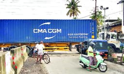 കണ്ടെയ്‌നര്‍ വൈദ്യുതലൈനില്‍ 
കുടുങ്ങി; വന്‍ ദുരന്തം ഒഴിവായി
