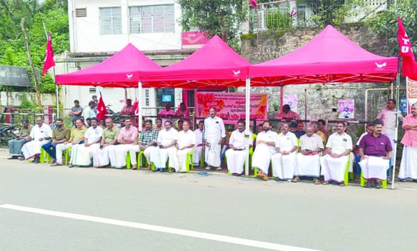 മോട്ടോര്‍ കോണ്‍ഫെഡറേഷന്‍ ഓഫ്‌ കേരള 
ജില്ലാ കമ്മിറ്റി മാര്‍ച്ചും ധര്‍ണയും നടത്തി