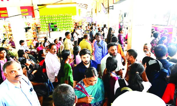  സ്വകാര്യബസ്‌ പണിമുടക്ക്‌ ഓടിയത്‌ നാലെണ്ണം; 
വലഞ്ഞത്‌ യാത്രക്കാര്‍