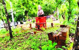 ആധുനിക വൈദ്യശാസ്‌ത്രത്തിന്റെ പിതാവിനെ അപമാനിക്കുന്നു  ഹിപ്പോക്രാറ്റസ്‌ പ്രതിമക്ക്‌ അവഗണന