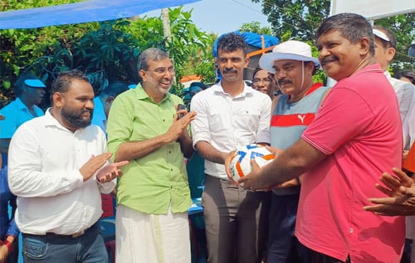 മഡ്‌ ഫുട്‌ബോളും മഡ്‌ റേസും ആവേശം പടര്‍ത്തി: ഞാറ്റുവേല മഹോത്സവത്തിന്‌ വേറിട്ട തുടക്കം