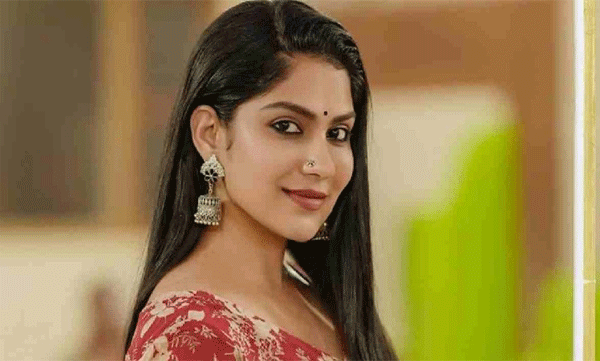  ' മുരുഗദോസ് സാറിനെ കാണാന്‍ ഒരു ലക്ഷം രൂപ വേണമെന്ന് പറഞ്ഞു, അമ്മ ആഭരണങ്ങളെല്ലാം ഊരിക്കൊടുത്തു' ; പറ്റിക്കപ്പെട്ടെന്ന് വെളിപ്പെടുത്തി സ്വാസിക 
