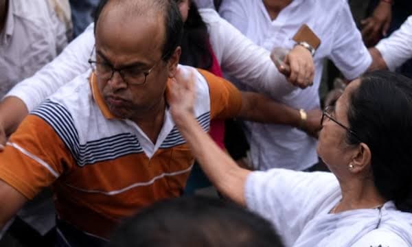പാർട്ടി പ്രവർത്തകന്റെ കരണത്തടിച്ച് വൈറലായി മമതാ ബാനർജി!; പ്രതിരോധം തീർത്ത് പാർട്ടി
