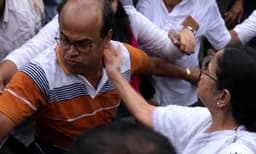 പാർട്ടി പ്രവർത്തകന്റെ കരണത്തടിച്ച് വൈറലായി മമതാ ബാനർജി!; പ്രതിരോധം തീർത്ത് പാർട്ടി