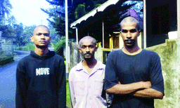 കേരളത്തിലും ആള്‍ക്കൂട്ടവിചാരണ ; ലഹരി വില്പനക്കാരെന്ന് ആരോപിച്ച് മൂന്ന് യുവാക്കള്‍ക്ക് ആള്‍ക്കൂട്ട വിചാരണ, ക്രൂരമര്‍ദ്ദനം; തലമൊട്ടയടിച്ചു...!