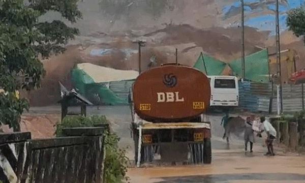 മണ്ണ് കൂട്ടിയിട്ടതല്ല പ്രശ്‌നം ; നിര്‍മ്മാണപ്രവര്‍ത്തനം അപകടകാരണമല്ല ; സര്‍ക്കാര്‍ വാദങ്ങള്‍ തള്ളി കൊങ്കണ്‍