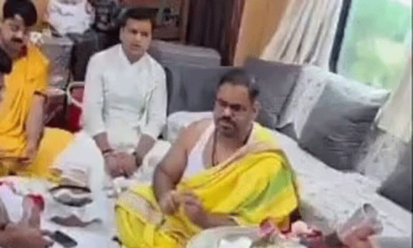 ഓടുന്ന ട്രെയിനിൽ പൂജ; കോച്ച് ബുക്ക് ചെയ്തത് മൂന്ന് ലക്ഷം രൂപ നൽകിയെന്ന് റെയിൽവേ
