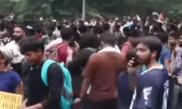 സിജെപി മാര്‍ച്ചിന് മുന്നോടിയായി ജന്തര്‍മന്ദറില്‍ പോലീസ് നടപടി ; സമരക്കാര്‍ക്ക് നേരെ കല്ലേറും ലാത്തിച്ചാര്‍ജ്ജും