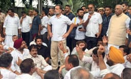 നീറ്റില്‍ അതിശക്തമായ പ്രതിഷേധം ; പ്രധാനമന്ത്രിയുടെ വസതിക്ക് മുന്നില്‍ കോണ്‍ഗ്രസ് നേതാക്കള്‍