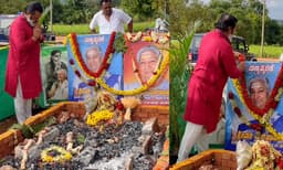 ‘ഭൗതിക ശബ്ദം നിലച്ചെങ്കിലും അമ്മയുടെ സംഗീതം ആത്മാവിൽ എന്നെന്നും പ്രതിധ്വനിക്കും...’ എസ്.ജാനകിയുടെ അന്ത്യവിശ്രമ സ്ഥലത്ത് ആദരം അര്‍പ്പിച്ച് സുരേഷ് ഗോപി