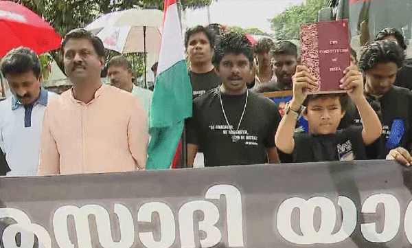 ‘ധര്‍മേന്ദ്ര പ്രധാന്റെ രാജി ജനാധിപത്യ വിശ്വാസികള്‍ക്ക് സന്തോഷം നല്‍കുന്നു’ ;ഭരണഘടന ഉയര്‍ത്തിപ്പിടിച്ച് കൊച്ചിയില്‍ റാപ്പര്‍ വേടന്റെ ആസാദി യാത്ര



