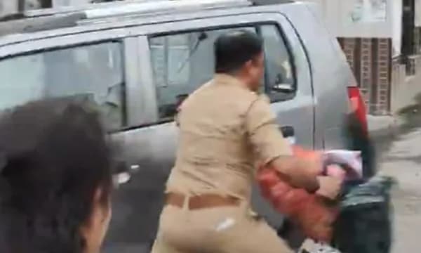 കത്തിക്കരുതേ...കങ്കണയുടെ കോലം കത്തിക്കാതെ തട്ടിയെടുത്ത് ഓടി പൊലീസ് ഓഫീസർ!