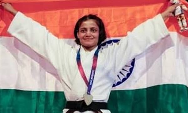 ഓർമ്മകളിൽ കണ്ണീരണിഞ്ഞ് നേടിയ പൊന്ന്; അസ്മിത ജൂഡോയിൽ ചരിത്ര നേട്ടം സ്വന്തമാക്കിയപ്പോൾ അത് കാണേണ്ട ആളില്ല!