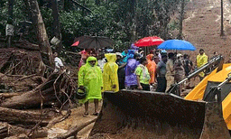 സംസ്ഥാനത്ത് മഴക്കെടുതി രൂക്ഷം; മരണം ഏഴായി, നദികള്‍ കരകവിഞ്ഞൊഴുകുന്നു; അതീവ ജാഗ്രതാ നിര്‍ദേശം
