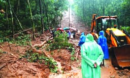 മഴകൊണ്ട്‌ മുറിവേല്‍ക്കുന്ന നാട്‌
