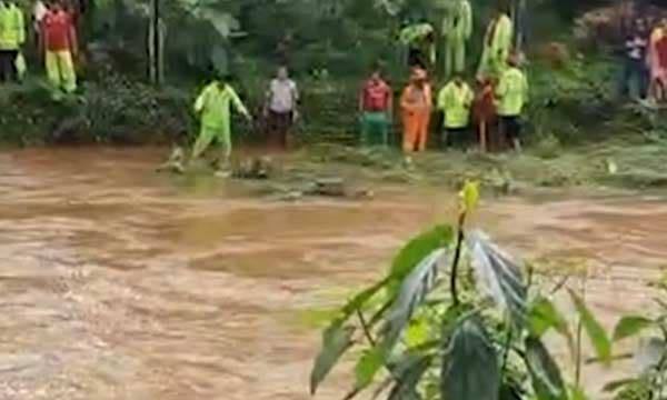 സംസ്ഥാനത്ത് മഴക്കെടുതി രുക്ഷമായി ; ഇന്നും പരക്കെ മഴ തുടരും ; 12 ജില്ലകളില്‍ അവധി