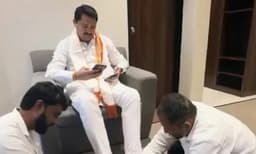 ‘കാൽ കഴുകിക്കുന്നത്’ കോൺഗ്രസ് സംസ്കാരമെന്ന് ബിജെപി; സംസ്കാരം പഠിപ്പിക്കേണ്ടെന്ന് കോൺഗ്രസ്