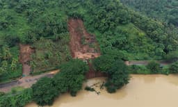 പാണക്കാട്‌ എടയിപ്പാലത്ത്‌ വന്‍ മണ്ണിടിച്ചില്‍