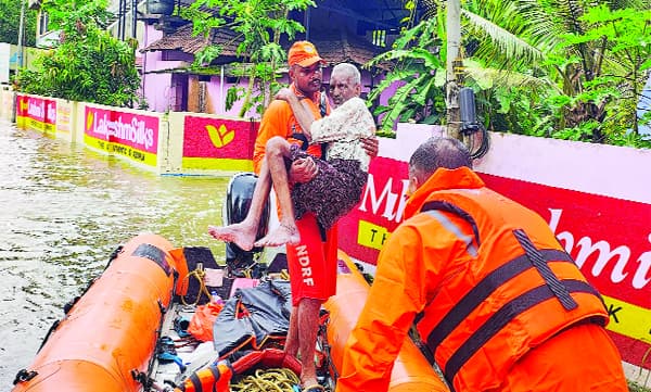 സംസ്‌ഥാനത്താകെ മഴക്കെടുതിയും മധ്യ-തെക്കന്‍ ജില്ലകളില്‍ പ്രളയസമാനസാഹചര്യവും തുടരുന്നു, മരണം 18