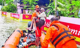 സംസ്‌ഥാനത്താകെ മഴക്കെടുതിയും മധ്യ-തെക്കന്‍ ജില്ലകളില്‍ പ്രളയസമാനസാഹചര്യവും തുടരുന്നു, മരണം 18