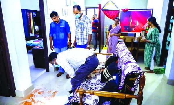 ഗൃഹനാഥന്റെ കണ്ണില്‍ മുളകുപൊടിയെറിഞ്ഞ്‌ 12 പവന്‍ കവര്‍ന്നു