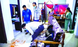ഗൃഹനാഥന്റെ കണ്ണില്‍ മുളകുപൊടിയെറിഞ്ഞ്‌ 12 പവന്‍ കവര്‍ന്നു
