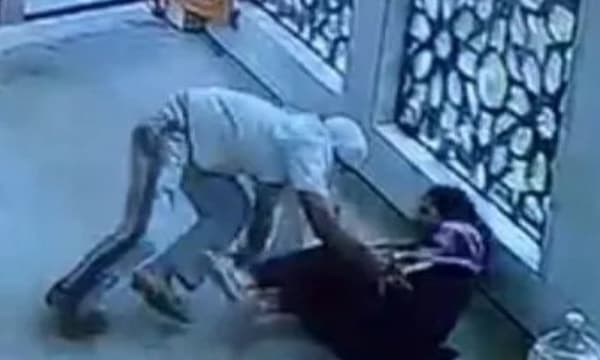സ്കൂളിലെത്തി അധ്യാപികയെ പുറത്തേക്ക് വലിച്ചിഴച്ചു; നെഞ്ചിലും കഴുത്തിലും മുഖത്തുമായി 20 ൽ അധികം തവണ കുത്തി!