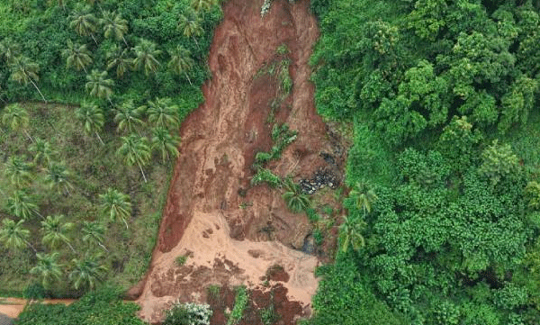 എടായിപ്പാലത്തെ വൻ മണ്ണിടിച്ചിൽ: ഇന്ന് വിശദ പരിശോധന; മണ്ണിടിച്ചിൽ ഭീഷണി തുടരുന്നു
