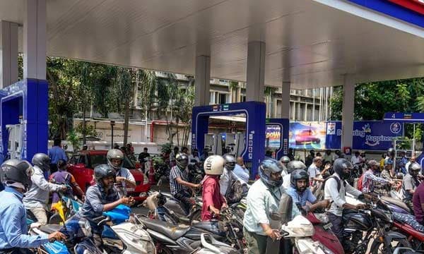 വാഹനത്തില്‍ ഇന്‍ഷുറന്‍സ് ഇല്ലേ....എന്നാല്‍ ഇനി പമ്പില്‍ നിന്നും പെട്രോളും കിട്ടില്ല ? പൈലറ്റ് പദ്ധതി നിര്‍ദ്ദേശിച്ച് സുപ്രീംകോടതി