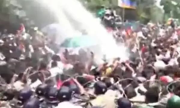 ജാർഖണ്ഡിൽ  വിദ്യാർത്ഥികളുടെ നിയമസഭാ മാർച്ചിൽ പൊലീസ് നടപടി;  ജലപീരങ്കിക്ക് മുന്നിൽ ജെൻ സി ‘റെയിൻ ഡാൻസ്’