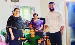 സെന്‍സസ്‌ ജോലിക്കിടെ അധ്യാപികമാരുടെ കരുതല്‍ കൊരണ്ടി വണ്ടിയില്‍നിന്ന്‌ ബിന്ദു ഇലക്‌ട്രിക്‌ ചക്രക്കസേരയിലേക്ക്‌