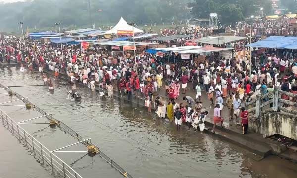 ഇന്ന് കര്‍ക്കടകവാവ് ; പിതൃക്കള്‍ക്ക് ആത്മശാന്തി തേടി പതിനായിരങ്ങള്‍ ; ബലിയിടാന്‍ വന്‍ തിരക്ക്