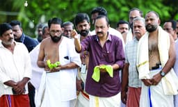 തിരുനെട്ടൂര്‍ മഹാദേവ ക്ഷേത്രത്തില്‍ പിതൃതര്‍പ്പണം നടത്തി മുഖ്യമന്ത്രി