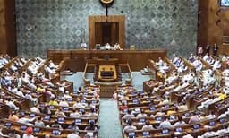 പ്രധാനമന്ത്രിയും ആഭ്യന്തരമന്ത്രിയും അവസാനദിവസം മാത്രം ; ലോക്‌സഭ അനിശ്ചിതകാലത്തേക്ക് പിരിഞ്ഞു