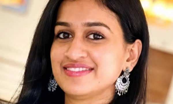 ബെംഗളൂരുവില്‍ ഗട്ടറില്‍ ചാടി ബൈക്കില്‍ നിന്നും വീണു: മലയാളി യുവതിയുടെ മേല്‍ ചരക്കുവാഹനം കയറിയിറങ്ങി