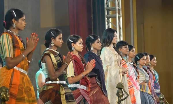 ഒരിക്കല്‍ ഛത്തീസ്ഗഡ് പോലീസിന്റെ മോസ്റ്റ് വാണ്ടഡ് ലിസ്റ്റില്‍; ഇപ്പോള്‍ മാവോയിസ്റ്റ് കമാന്‍ഡര്‍ ഹിദ്മയുടെ ഗണ്ണറുടെ ഭാര്യ ഫാഷന്‍റാംപില്‍