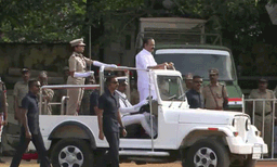 വന്ദേമാതരം ഒഴിവാക്കി! ദേശീയ ഗാനത്തിന്റെ അകമ്പടിയോടെ തലസ്ഥാനത്ത് ദേശീയ പതാക ഉയര്‍ത്തി മുഖ്യമന്ത്രി വി ഡി സതീശന്‍
